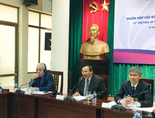  Tổng cục trưởng Tổng cục Du lịch Nguyễn Văn Tuấn (giữa) phát biểu tại phiên họp